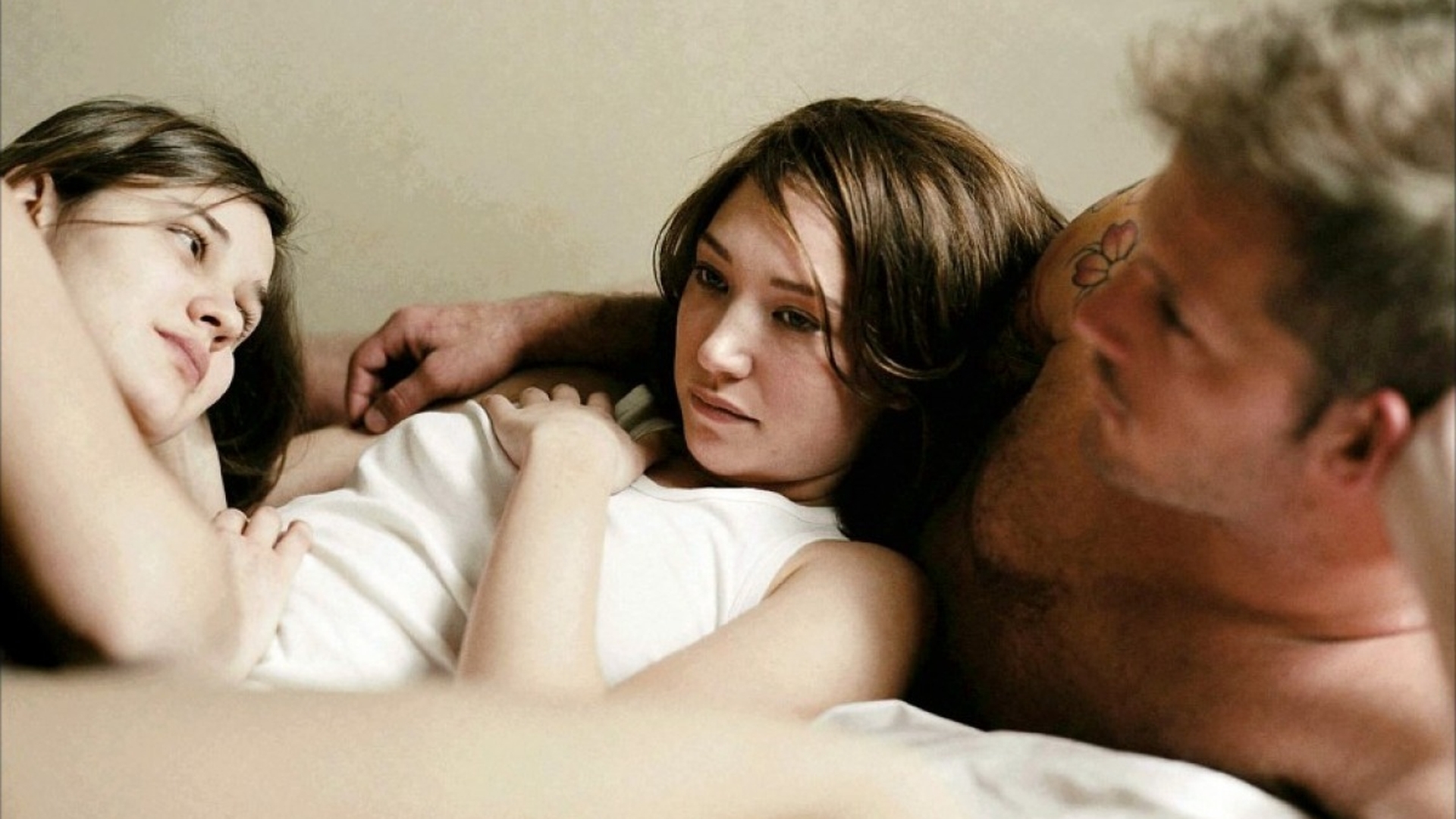 Красивая дочь переспала с папой вагинально на просторной кровати