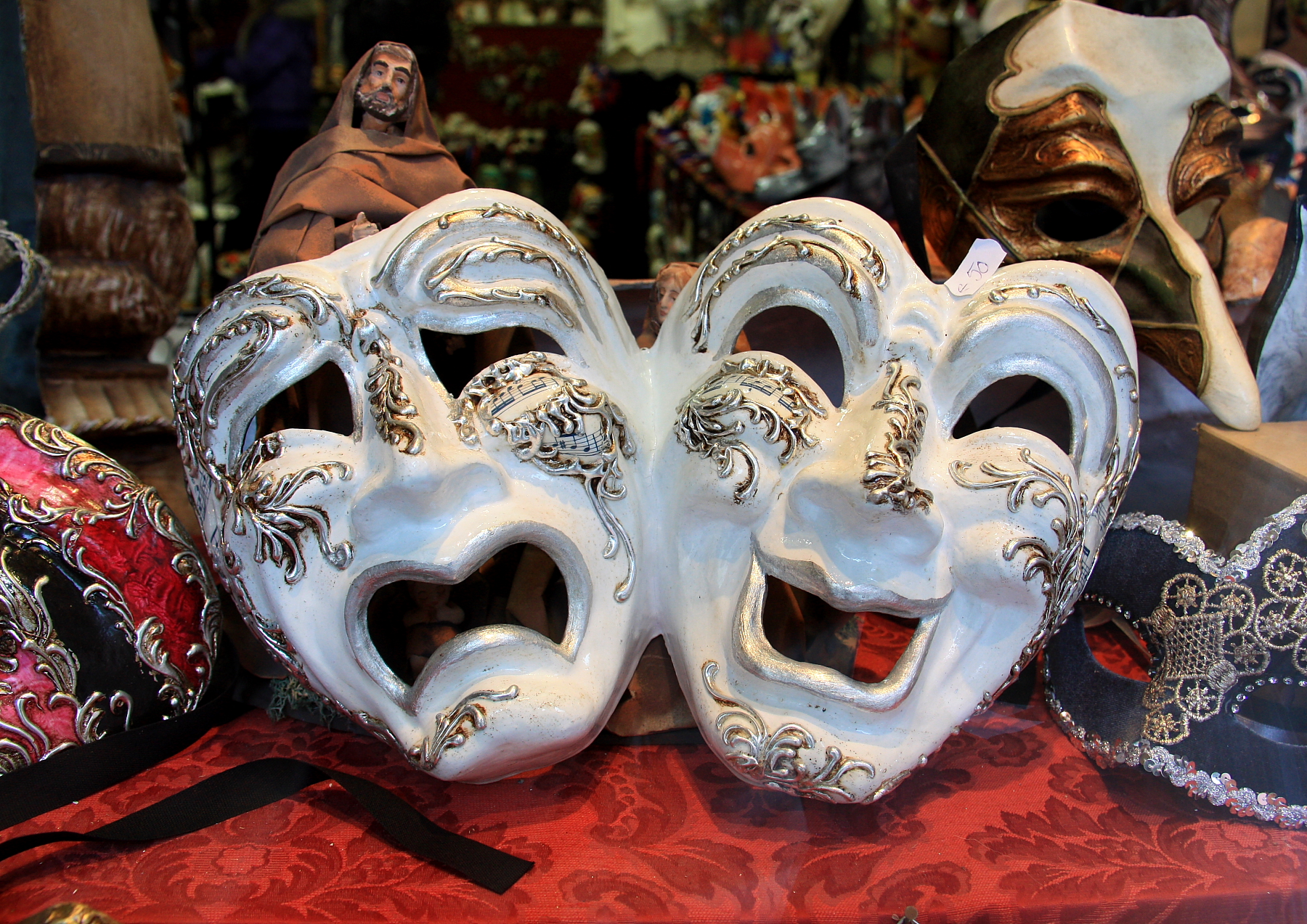 Изготовление театральных масок. Театральные маски. Красивые театральные маски. Традиционные венецианские маски. Венецианские маски много.