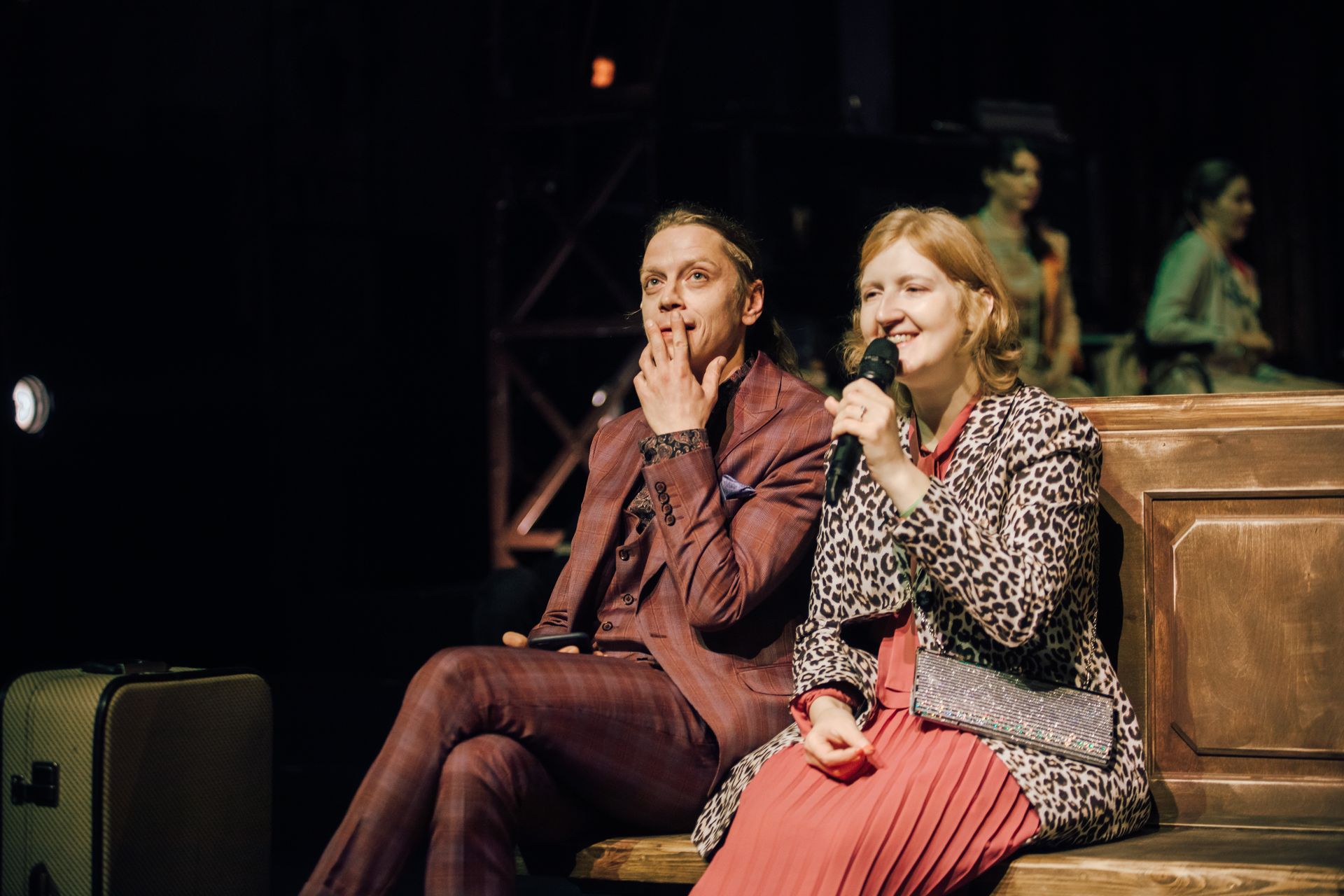 Әпкемнің юбкасының астындағы порно Үлкен кеуделі әдемі жалаңаш қыздар