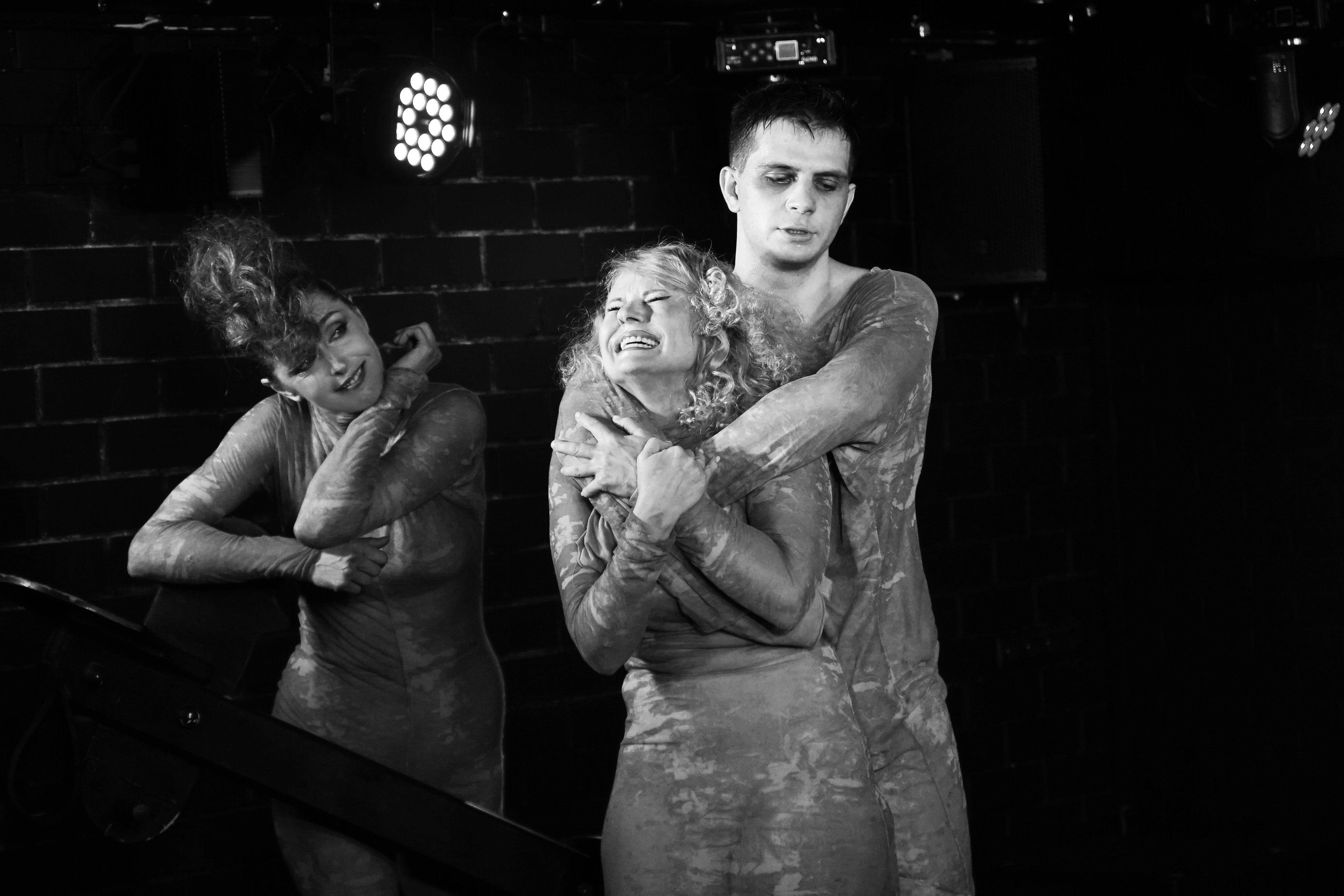 За закрытыми дверями – афиша