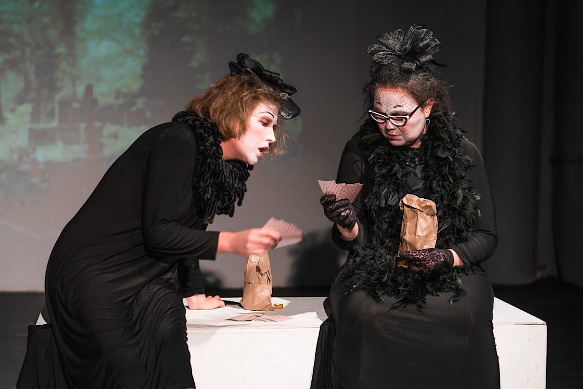 Две дамочки в активном поиске – афиша