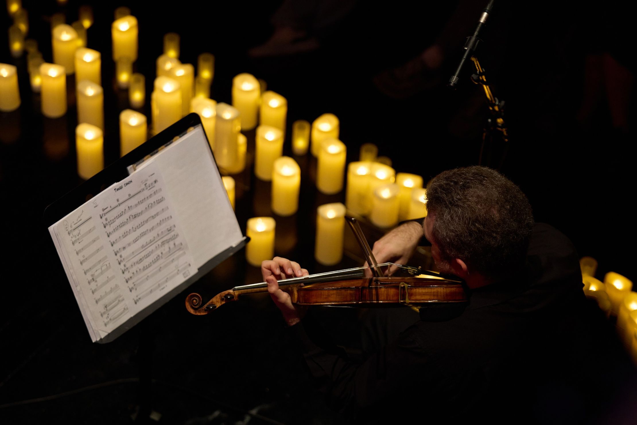 Эйнауди концерт при свечах. Linkin park rob bourdon 2007. Линкин парк на сцене. Честер беннингтон 2017 live. Студия linkin park в лос анджелесе.