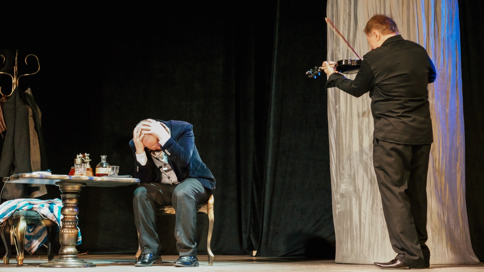 Фальшивая нота – афиша